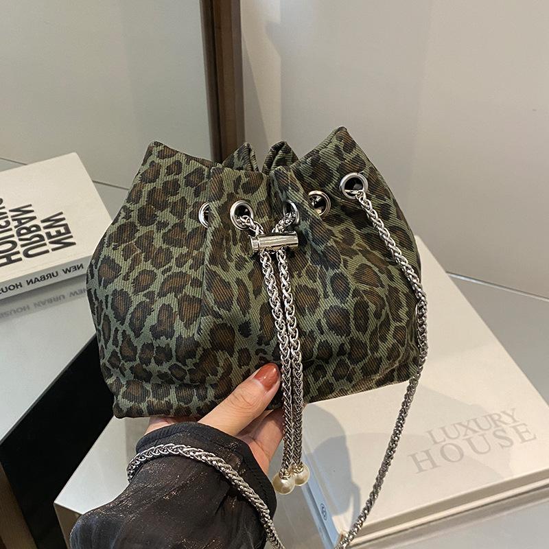 Módní kabelky pro ženy Nová móda Módní kabelky přes rameno pro ženy Ins Francouzské univerzální kabelky přes rameno s řetízkem pro ženy
