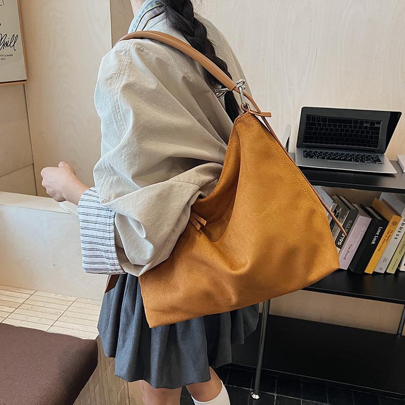 Retro bag women's large capacity 2025 new autumn and winter versatile simple shoulder bag popular commuter tote bag this year