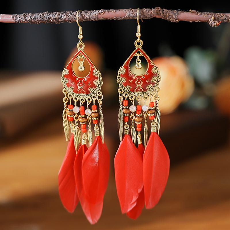 Modische Bohème-Ohrringe mit langen Federn für Damen, Ethnische Vintage-Blattperlen, Ohrringe aus Metall in Goldfarbe, Schmuck für Urlaubs- und Party-Anlässe