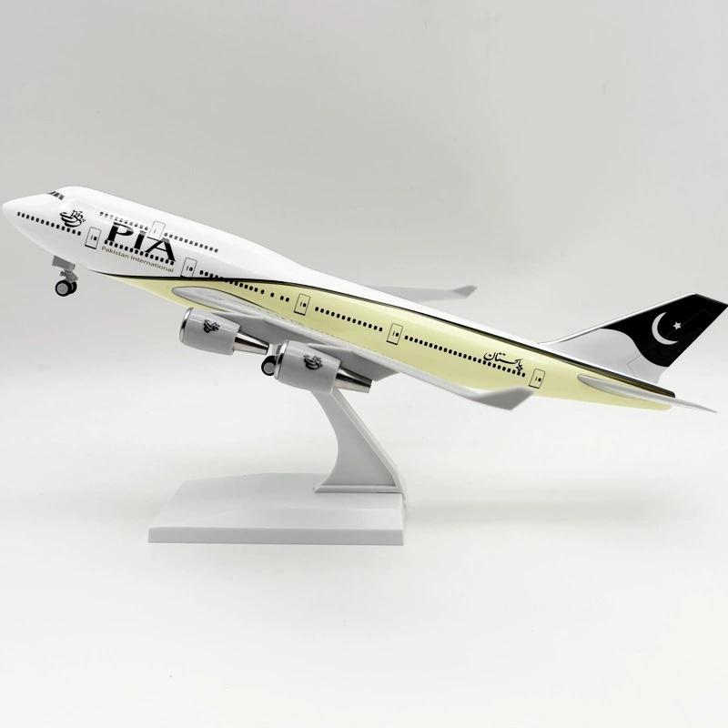 Aviation Airplane 30cm Pakistan Airlines Miniature Plane B747 Resin PLA Aircraft With Base and Wheels for Enthusiasts Souvenir