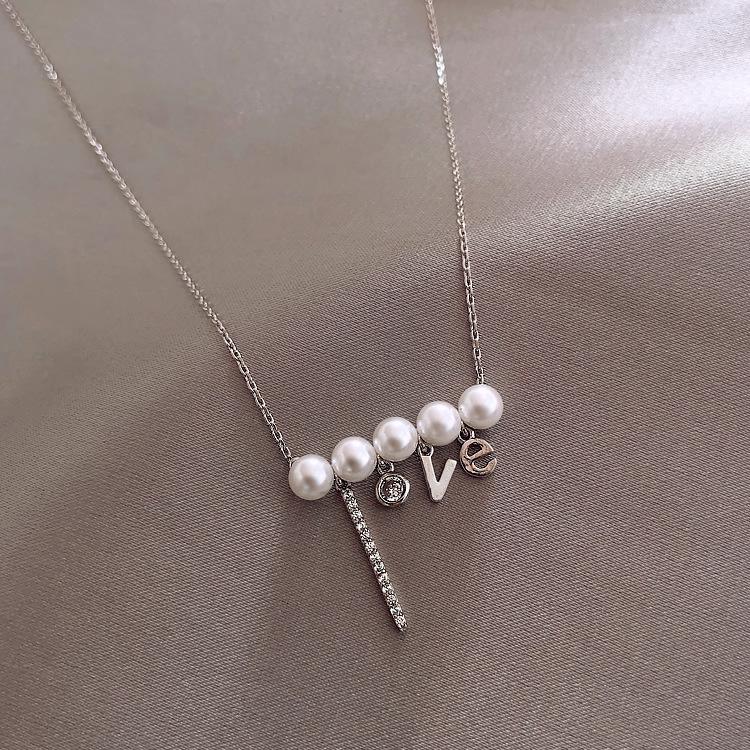Fashionable Women's Necklace   Love Pearl Pendant Necklace Clavicle Chain Exquisite Jewelry Ladies Sweater Chain