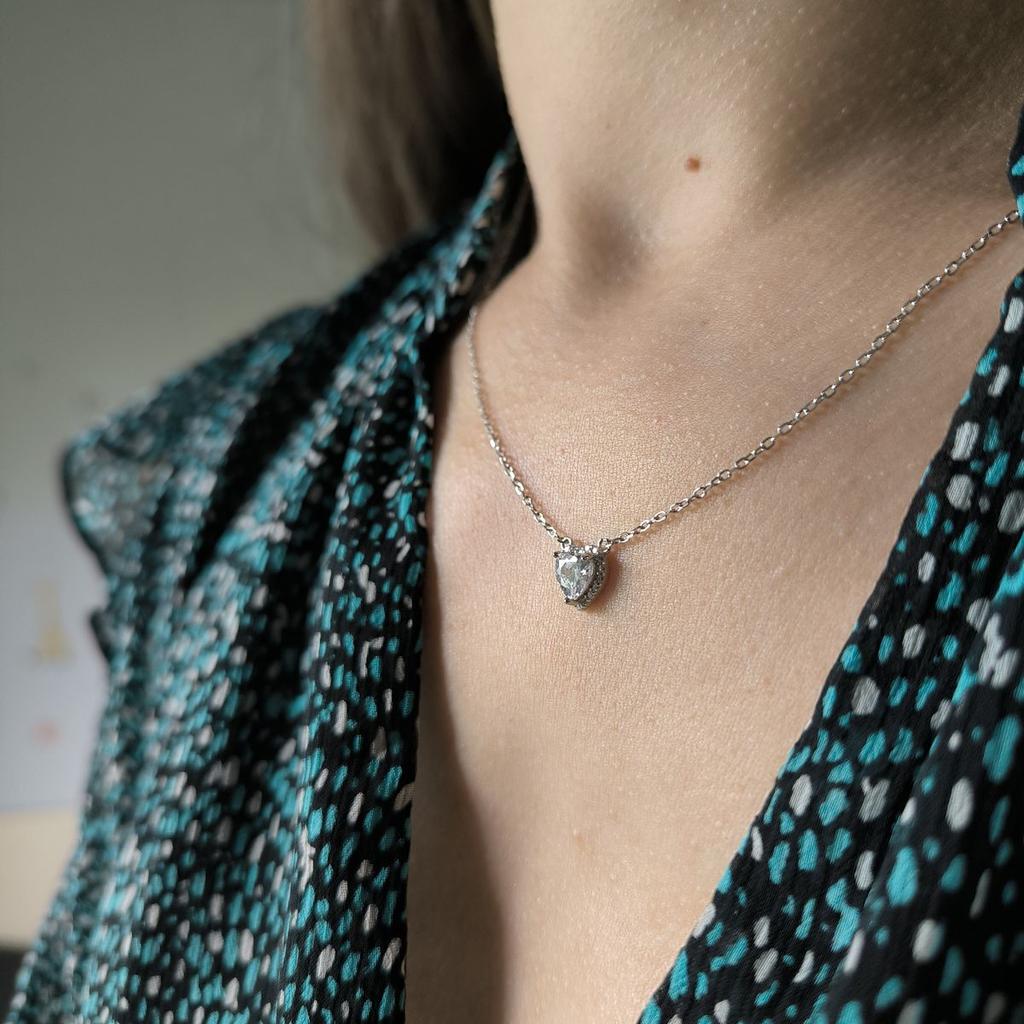 Серебряное колье с фианитами, вес изделия 2,16 гр (2186960)