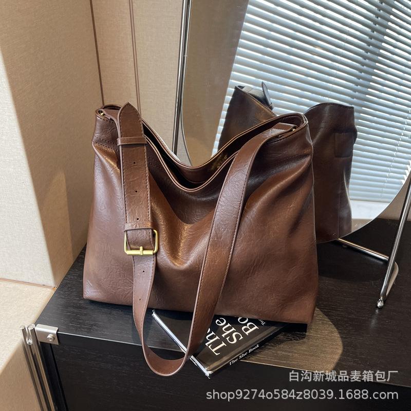 

Large-capacity commuter big bag women s 2025 new trendy autumn and winter retro shoulder bag temperament versatile messenger tote bag темно-коричневого