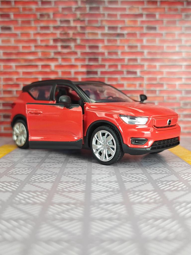1:32 Volvo XC40 alloy car model ornaments doors on both sides that can be opened has simulated sound and lighting functions