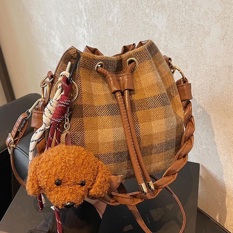 Fashionable Woolen Belt Bag Autumn and Winter New Versatile Ins Fashionable Commuting Retro Plaid Bucket