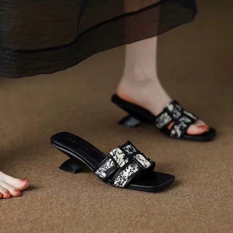 French slippers women's summer outer wear sandals high heels 2025 small fragrant style square head one-word drag open-toed retro sandals tide