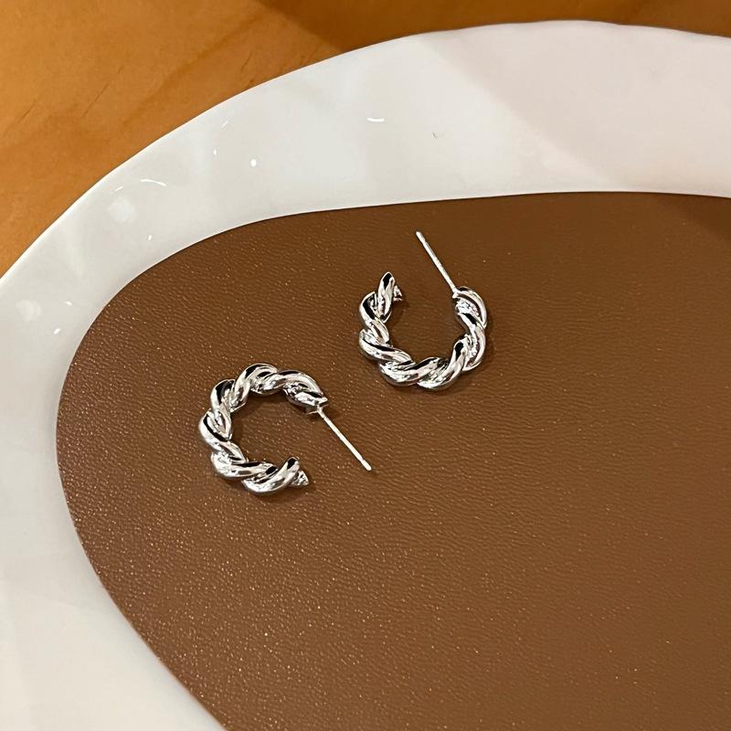 

S925 silver needle Japanese and Korean cold style twist C-shaped stud earrings Internet celebrity earrings fashion personality earrings No specifications