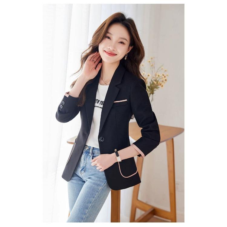 Sophisticated Women's Blazer for A Chic and Professional Look