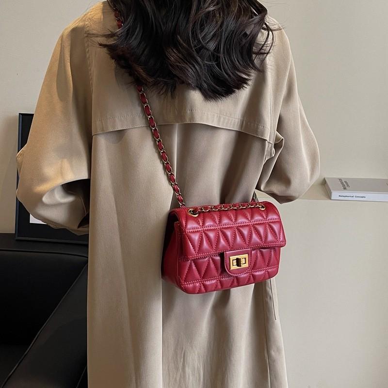2023 New Design Women s Shoulder Bag Fashionable Grid Lock Chain Crossbody Bag красный