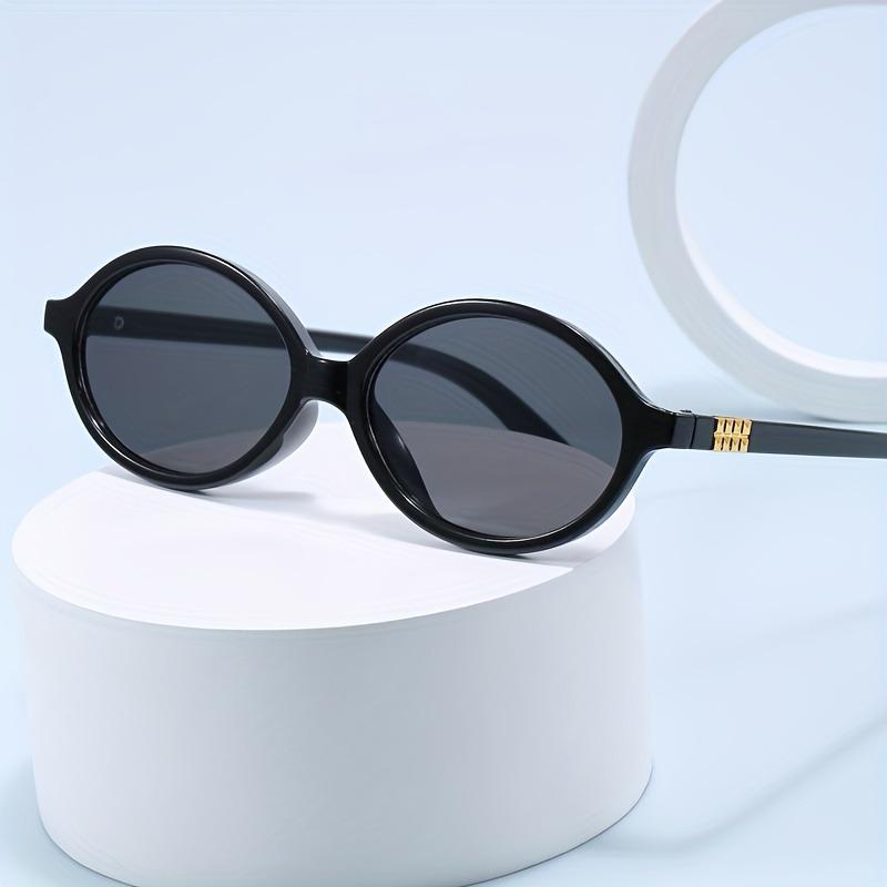 1 Pair of Fashionable Black Round Women's Glasses - UV Resistant Gradient Lenses Glossy Plastic Frame Perfect for Casual Wear