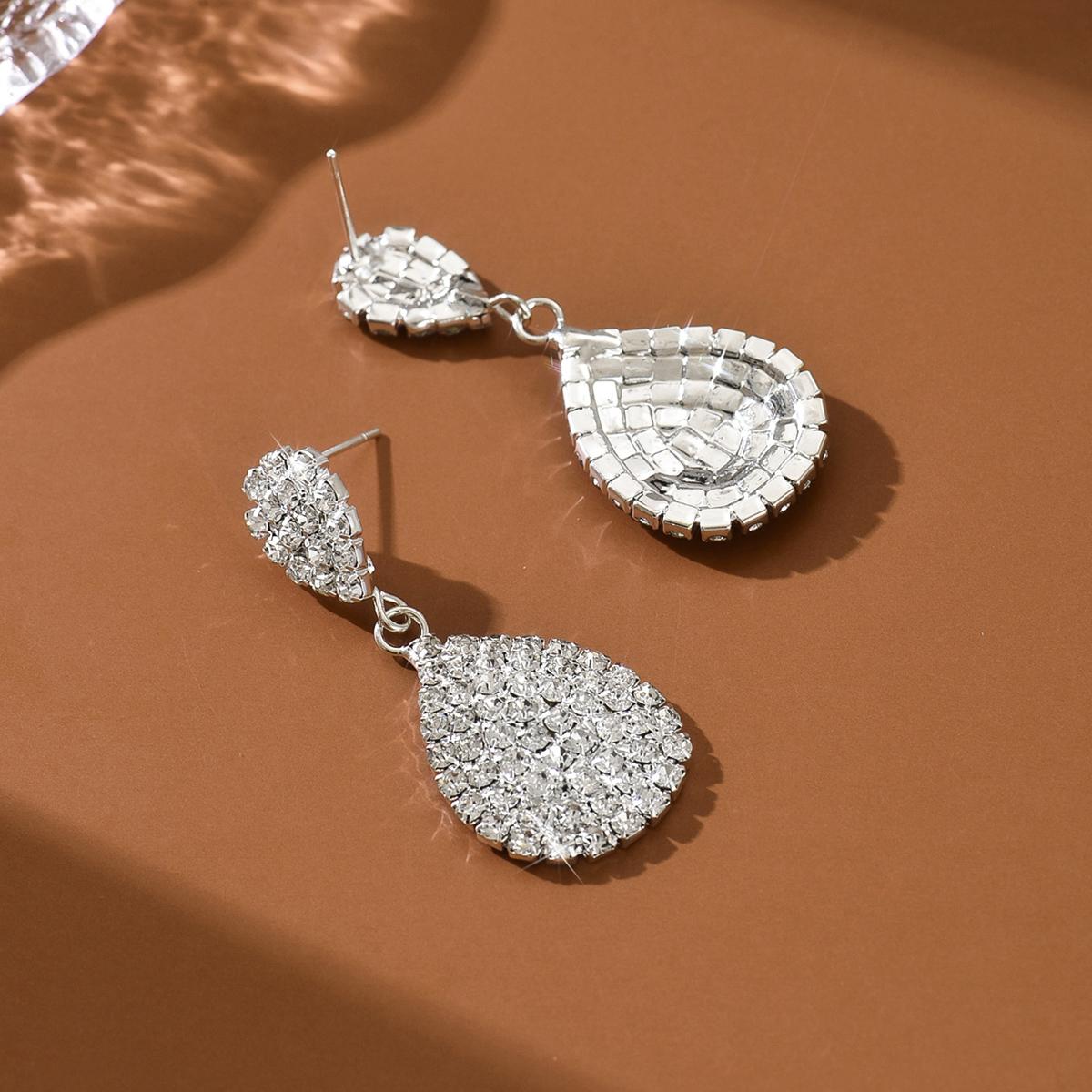 Ladies  fashionable design, geometric water droplet light luxury earrings, jewelry suitable for dates, parties, holidays, gifts