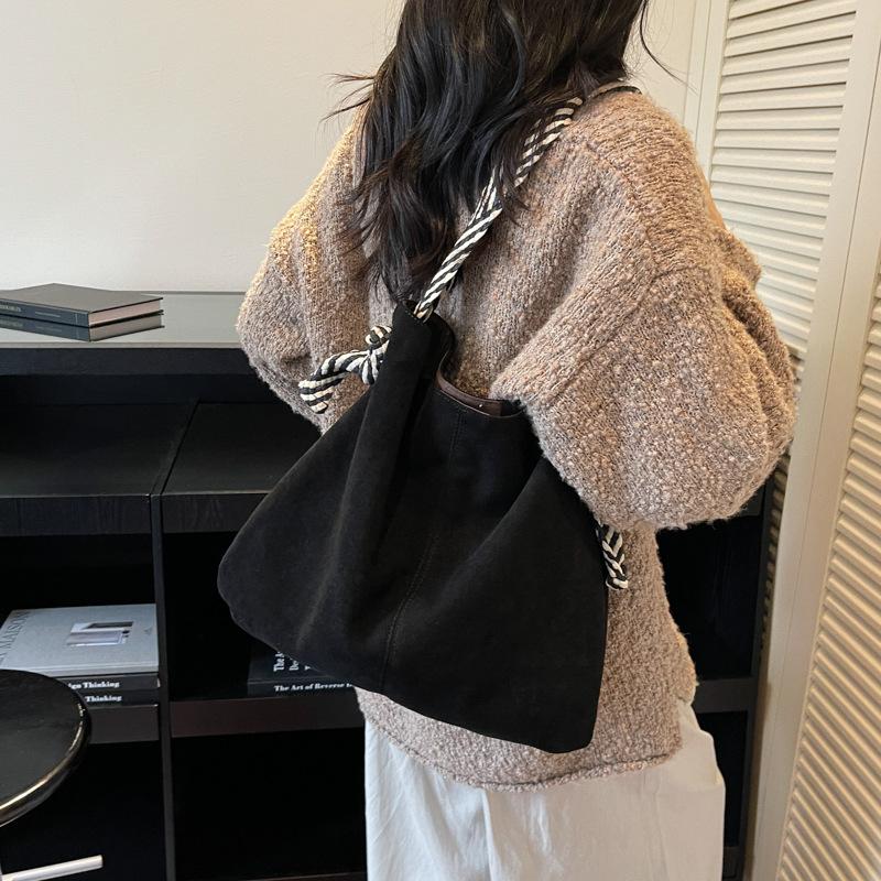Frosted retro bag women's large capacity 2025 new autumn and winter versatile shoulder messenger bag commuter tote bag women's bag