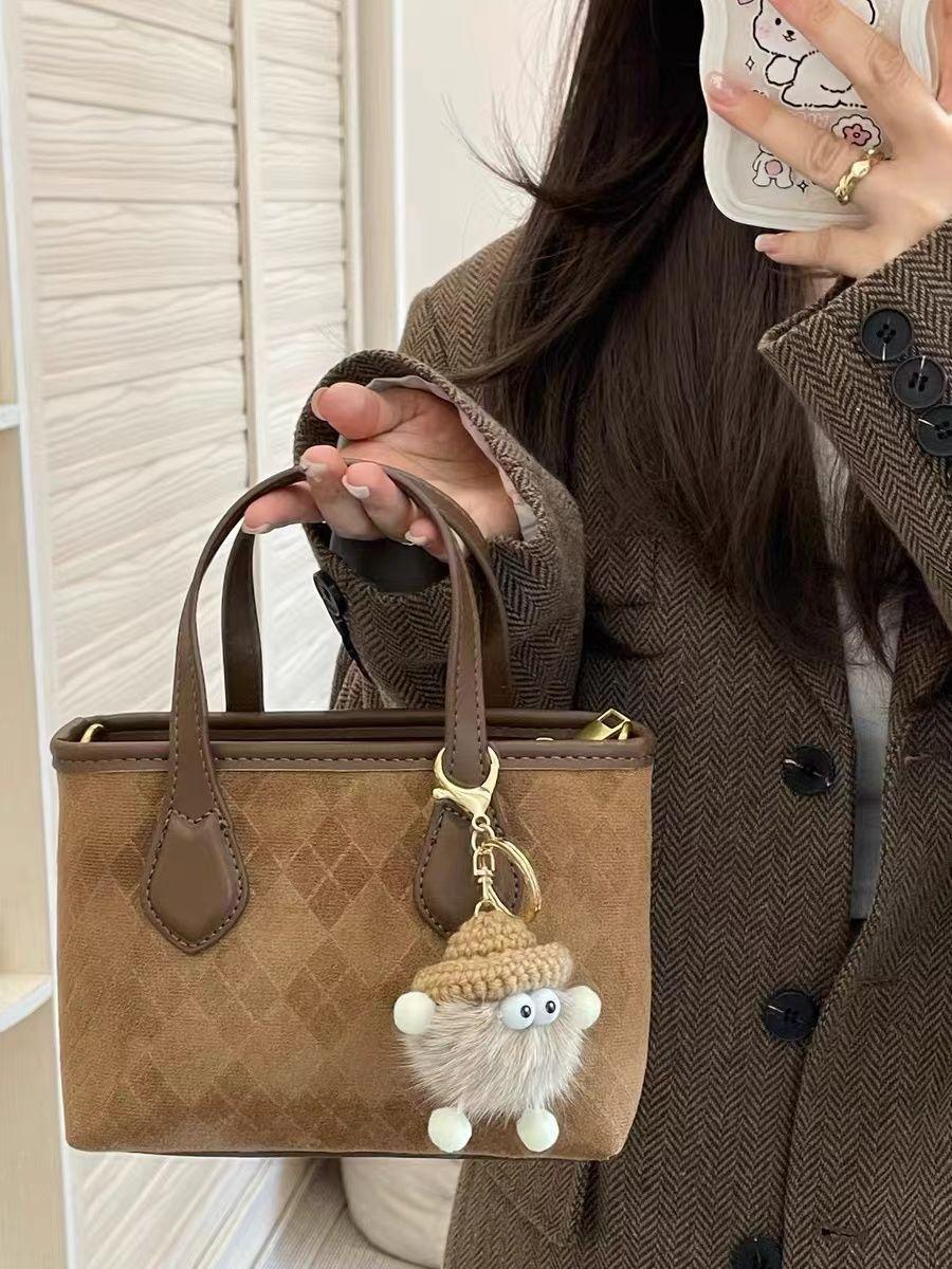 

Нежная портативная маленькая сумка 2024 года, весна, новая высококачественная текстура, модная нишевая модная сумка-мессенджер, корейская сумка-ведро для женщин