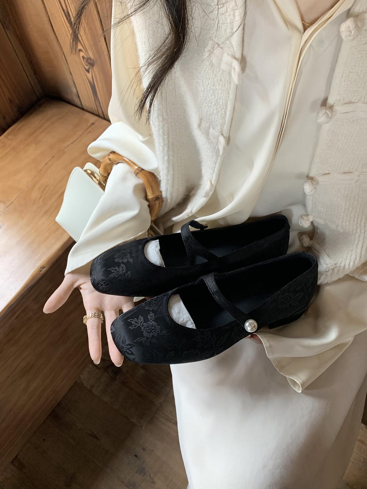 

Мода 2024 года, новые ретро шелковые женские туфли с ручной вышивкой в китайском стиле для девочек, повседневная обувь для национальных танцевальных танцев Grace 36(Foot23cm) чёрный