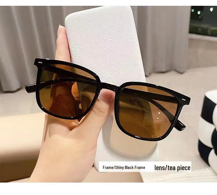 Unisex Schwarze Quadratische Retro-Sonnenbrille mit Teefarbenen Gläsern für Trendigen Sonnenschutz