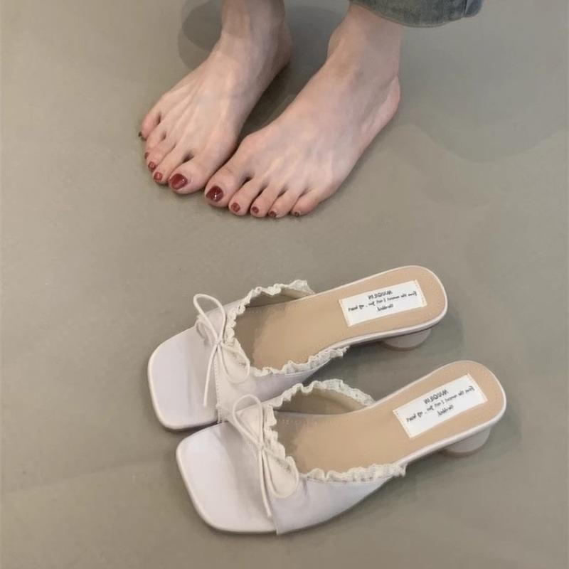 Yellow cool slippers are worn outside the summer new mid-heel square head with skirt cool slippers.