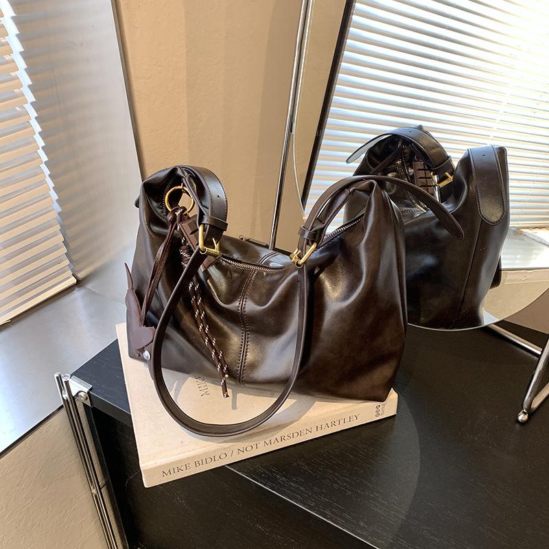 Retro bag women's large-capacity new versatile casual niche shoulder messenger bag commuter dumpling bag