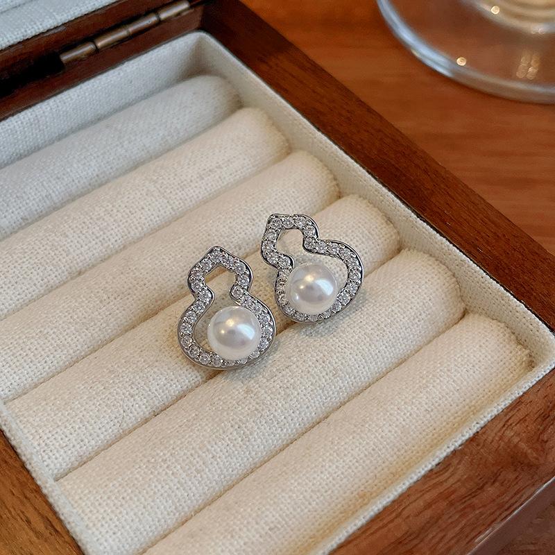 

Silver needle zircon pearl gourd earrings Korean simple temperament stud earrings sweet fashion high sense earrings women