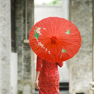 Umbrelă de hârtie cu ulei de mătase chinezească de epocă Umbrelă de hârtie cu ulei de flori roșii Mâner din bambus Decor de nuntă Umbrelă de soare foto Recuzită de dans roșu
