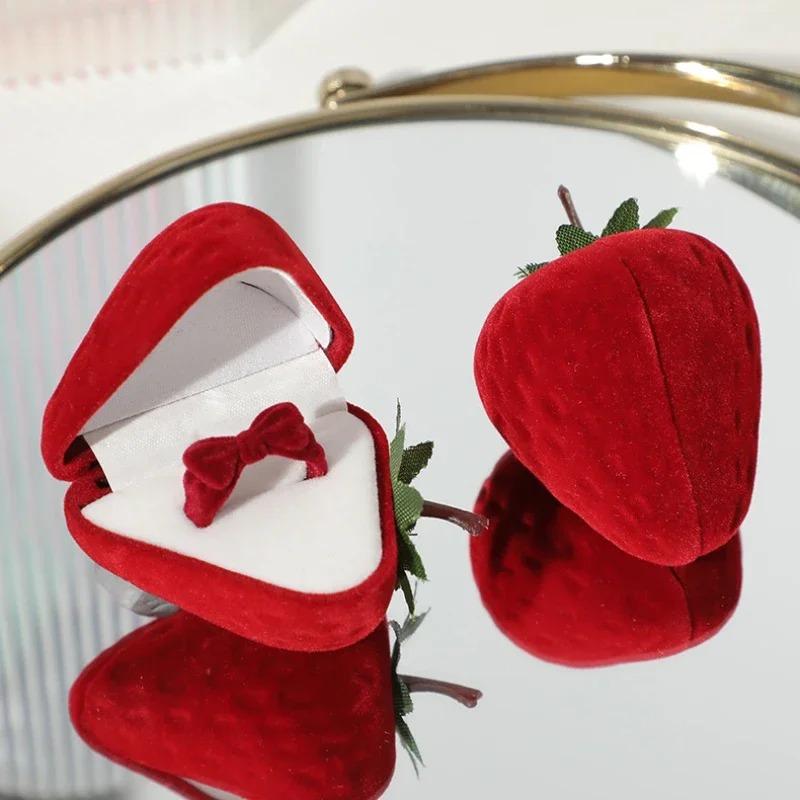 Mini Strawberry Ring Box Heart Shaped Lid Engagement Ring Display Case for Wedding Valentines Day Proposal Gift