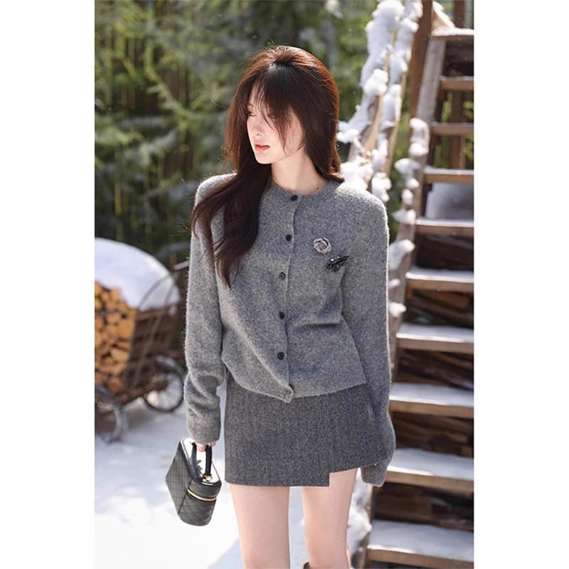 Temperamentvoller, sanfter Rundhals-Blumen-Cardigan für Damen, weiß, vielseitiger kurzer Herbst- und Winterpullover, einreihige Strickjacke, warm