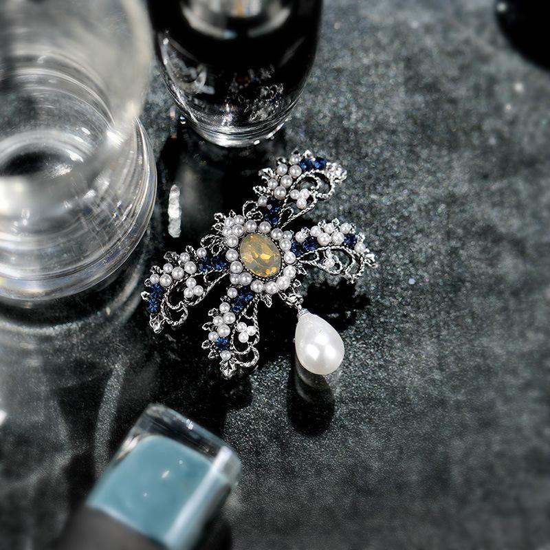Bo Xin Yun Retro Gothic Crystal Inlay Bow Brooch