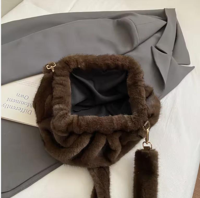 Fashionable Wrinkled Cloud Bag Soft Faux Fur Small Shoulder Bags for Women 2025 Winter Trend Korean Plush Handbags Crossbody Bag