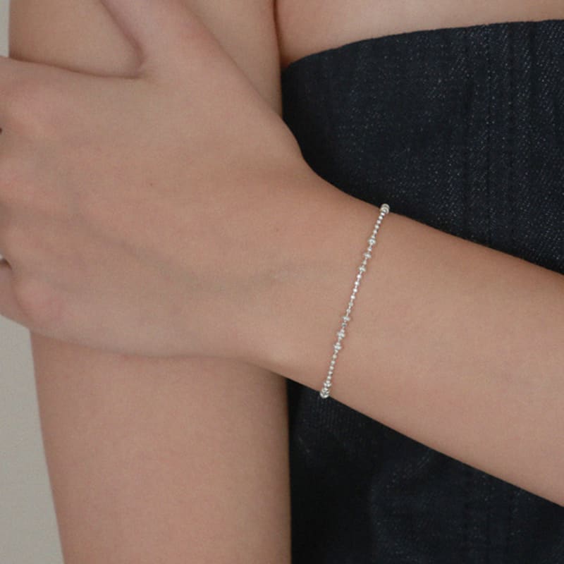 Less is more silver dot chain bracelet