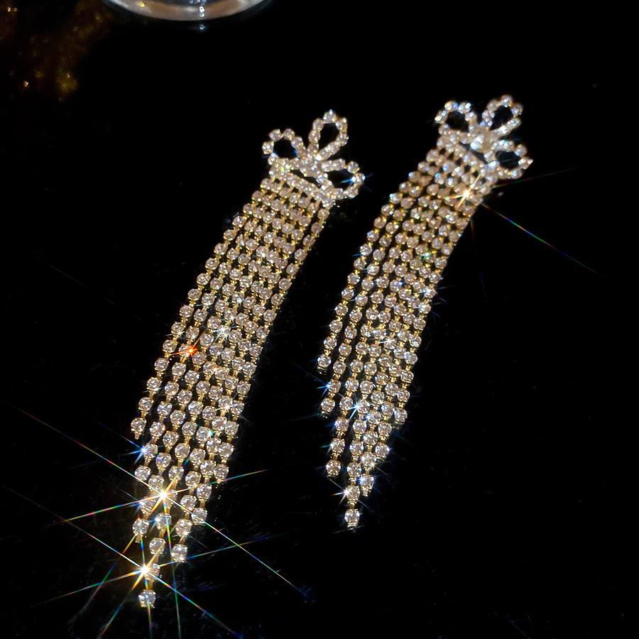 Silver Needle Rhinestone Flower Tassel Earrings: Retro Light Luxury Studs for Fashionable Women.