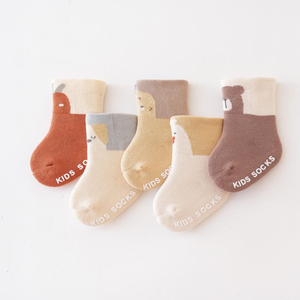 5 Pairs of Indoor Anti-Slip Socks for Newborns. Suitable for Newborns. Cartoon Pattern. Suitable for Both Boys and Girls.