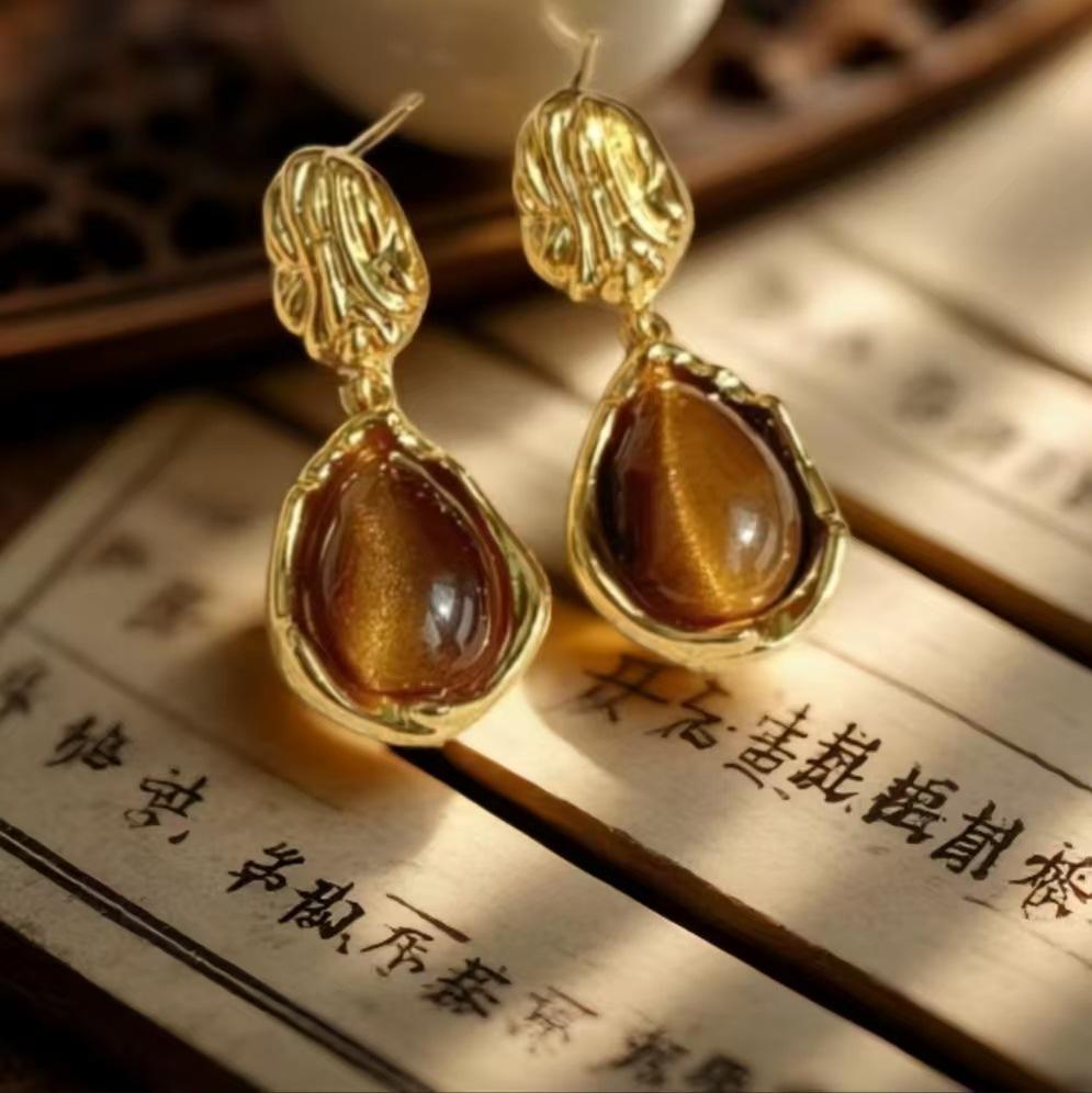 Vintage Amber Water Drop Earrings for Women - Retro Hong Kong Style, Elegant Studs, Light Luxury Fashion.