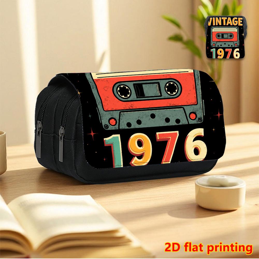 1976 Vintage Cassette Tape 2D Printed Double-Layer Flip-Top Black Pencil Case - Back-to-School Essential Pencil Box, Daily Multi-Functional Makeup Bag