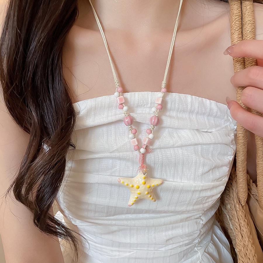 שרשרת בוהמית וינטג' עם גדילים לקפה, תליון פרפר אתני, שרשרת סוודר 2025.