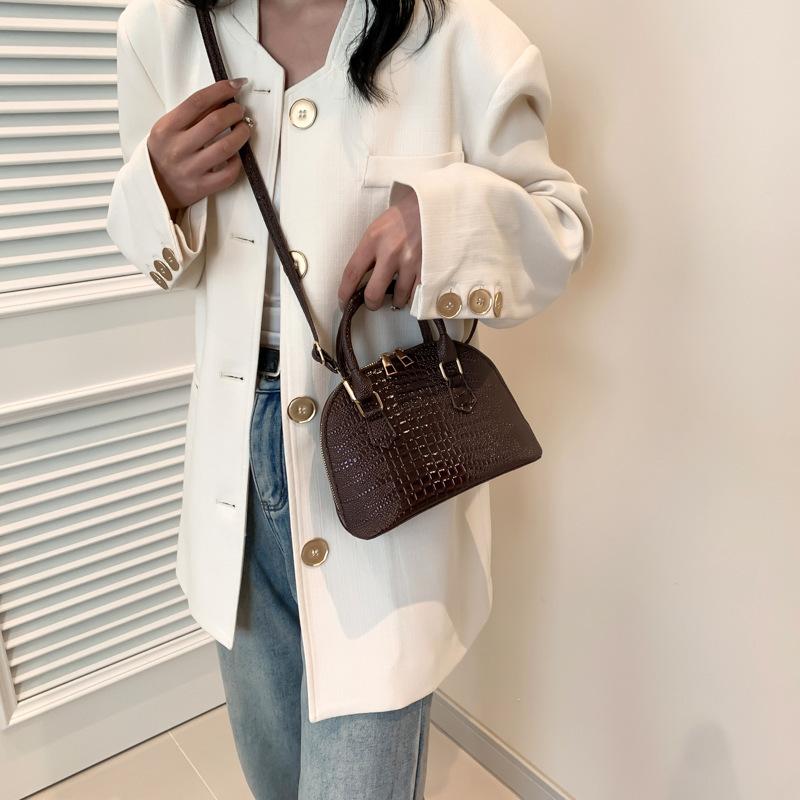 Bag Women's 2025 Spring New Crocodile Pattern Fashionable Retro Portable Shell Bag Simple Casual Shoulder Messenger Bag