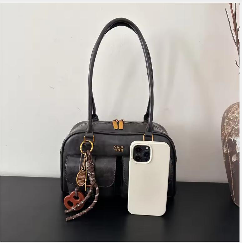 Women's Retro Solid Color Pu Leather Shoulder Bag with Multiple Pockets Large Capacity Comes with a Detachable Accessory Charm