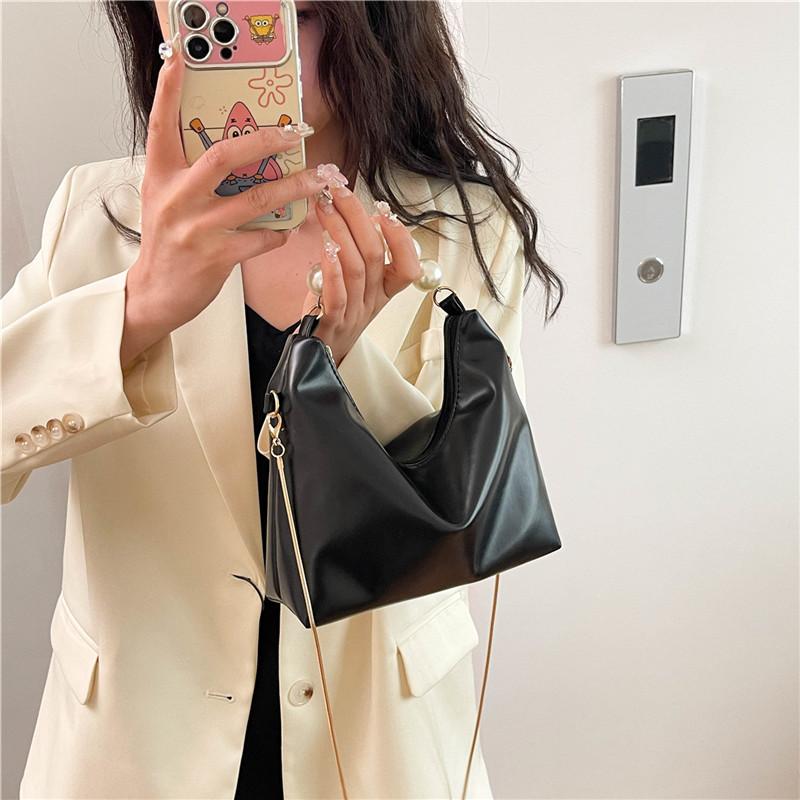 

Универсальная трендовая жемчужная сумка-цепочка женская плиссированная из масляной вощеной кожи персонализированная повседневная простая однотонная сумка-мессенджер чёрный