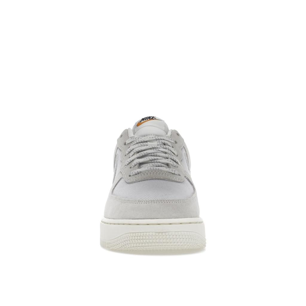 Nike Air Force 1 07 LV8 Certified Fresh - Photon Dust Herren-Sneaker Weiß Sail Light-Smoke-Grey DO9801-100