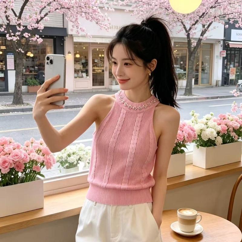 Rückenfreier Weste für Damen im Frühling und Sommer, kombiniert mit einem zugeknöpften Strickpullover und einem eng anliegenden Stricktop