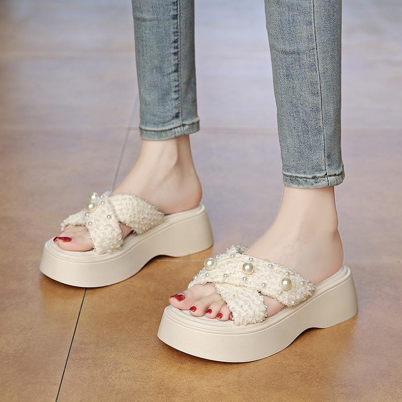 Internet Celebrity Beautiful Casual Pearl Slippers Summer Wear 2025 New Student Thick Bottom Beach Fashion One Word Cool Slippers