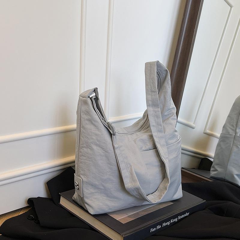 

2025 новая корейская нейлоновая сумка-тоут женская холщовая сумка под мышкой на плечо простая большая вместительная повседневная сумка для покупок серый