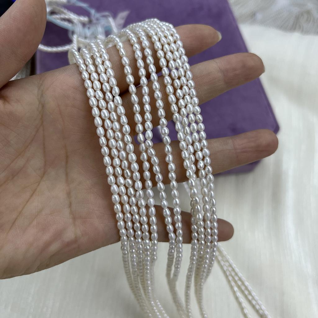 1 pramen, Bílé přírodní sladkovodní perly, Ručně vyráběné rýžové perly pro výrobu šperků DIY řemesla (Korálky 2-3 mm, Délka 36 cm)