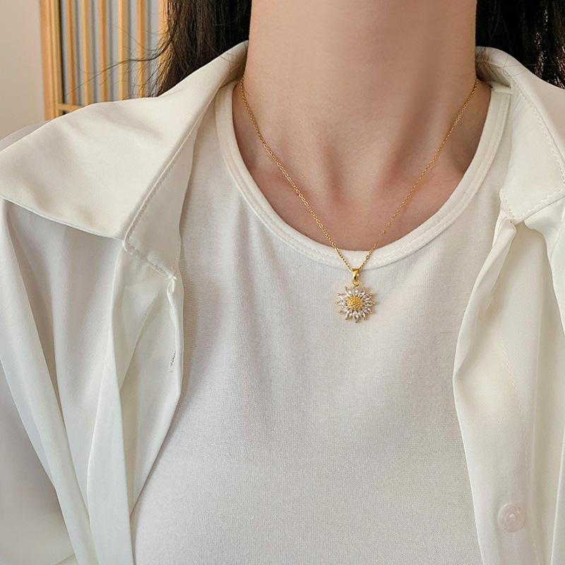Micro Inlaid Exquisite Sunflower Necklace, Female Niche Design, Light Luxury Collarbone Chain Temperament, Versatile Accessory