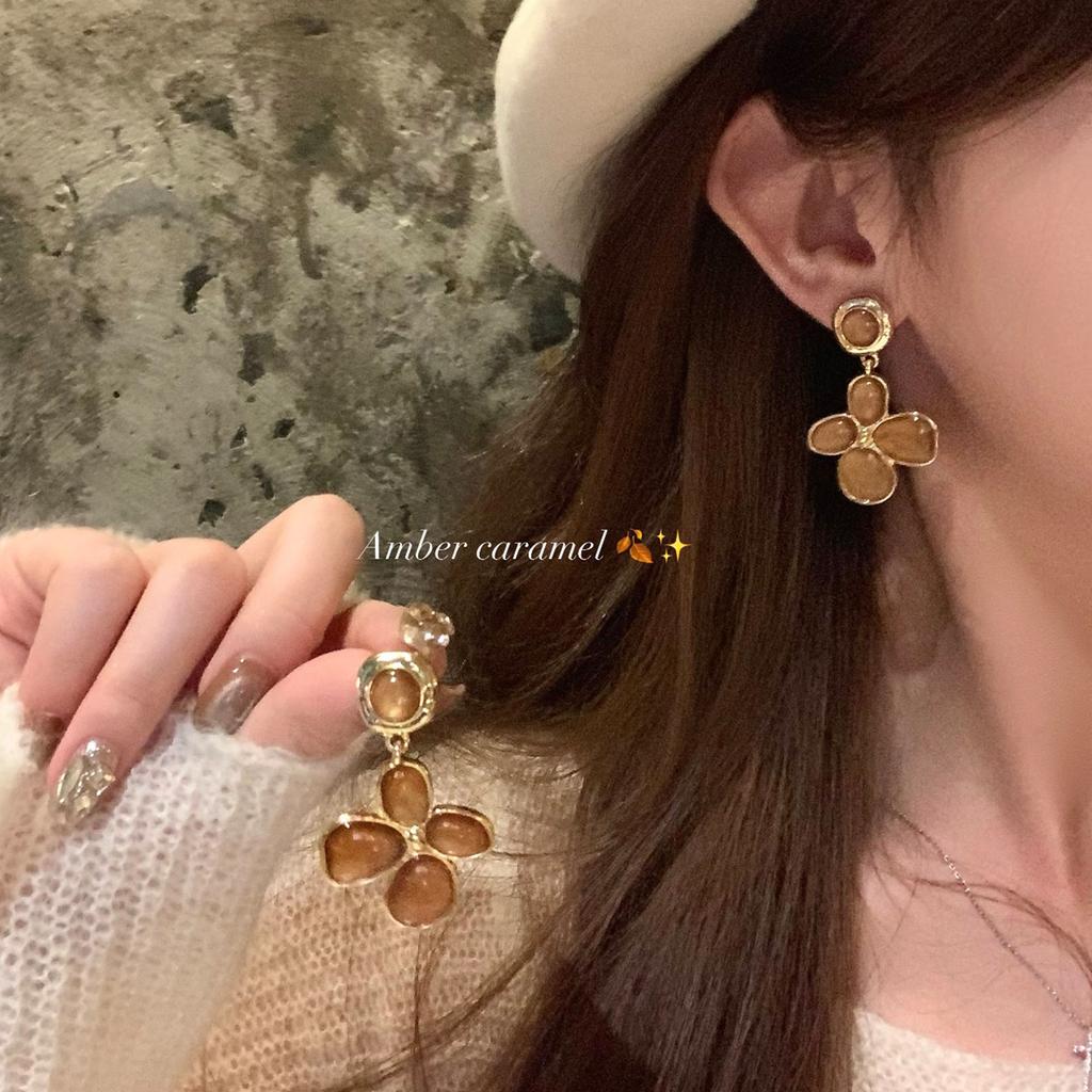 Autumn and Winter Maillard Coffee Flower Earrings 2026 Light Luxury Niche Atmospheric Stud Earrings