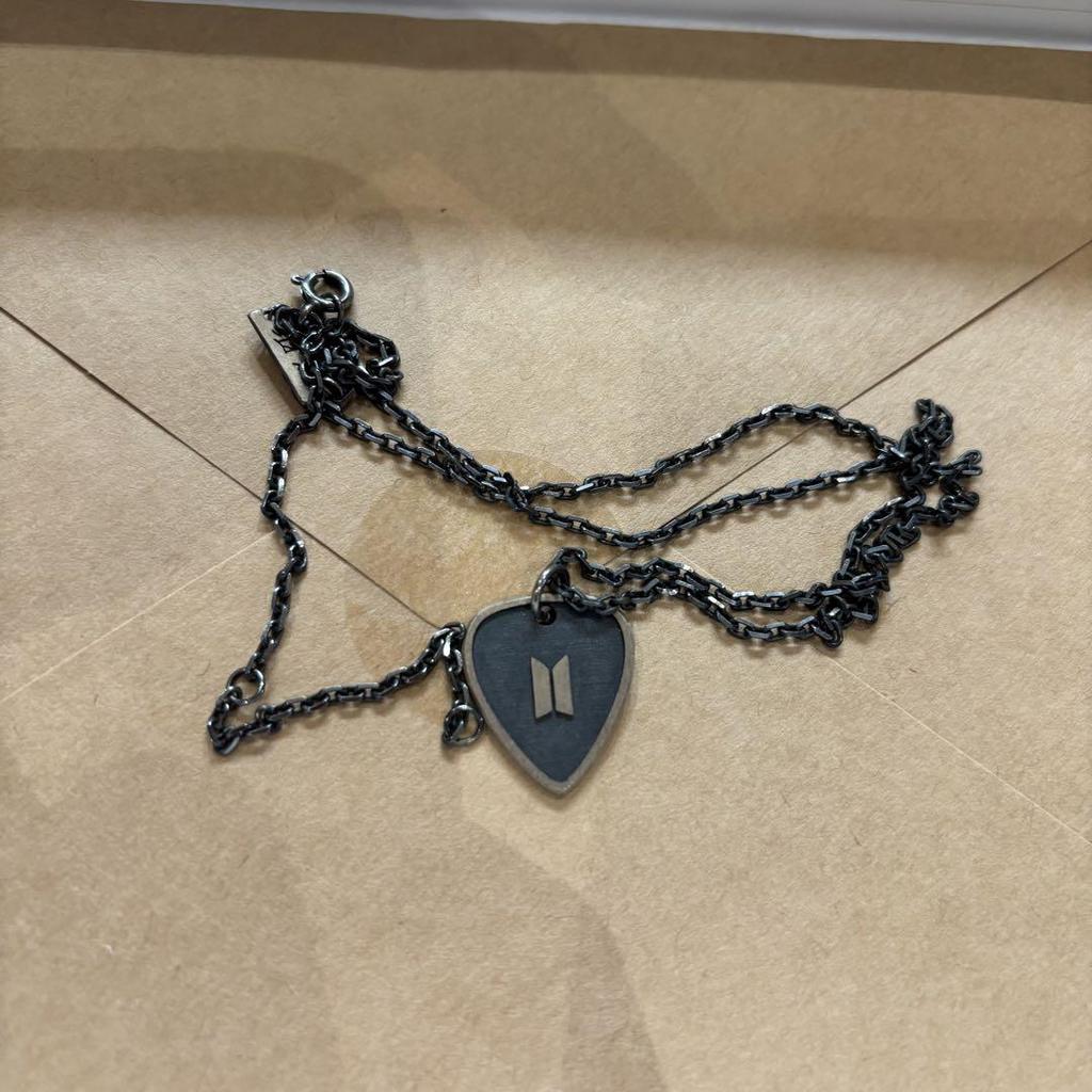 [USED] [SUGA] GUITAR PICK NECKLACE (black)
