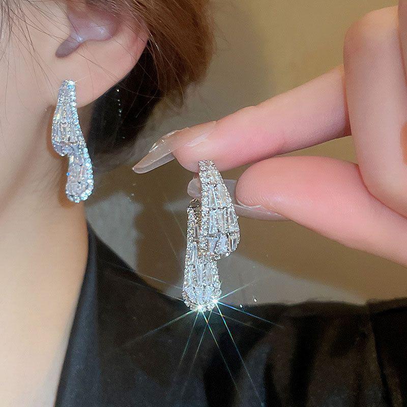 Exquisite Geometric Flower Diamond Stud Earrings - Light Luxury Fashion Style