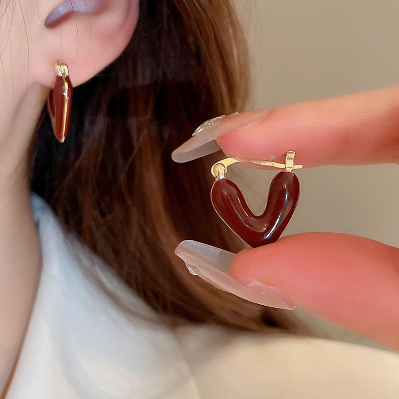 Boucles d'oreilles de luxe tendance 2024 accrocheuses pour femmes: Boucles d'oreilles à clous tendance et polyvalentes pour l'automne et l'hiver