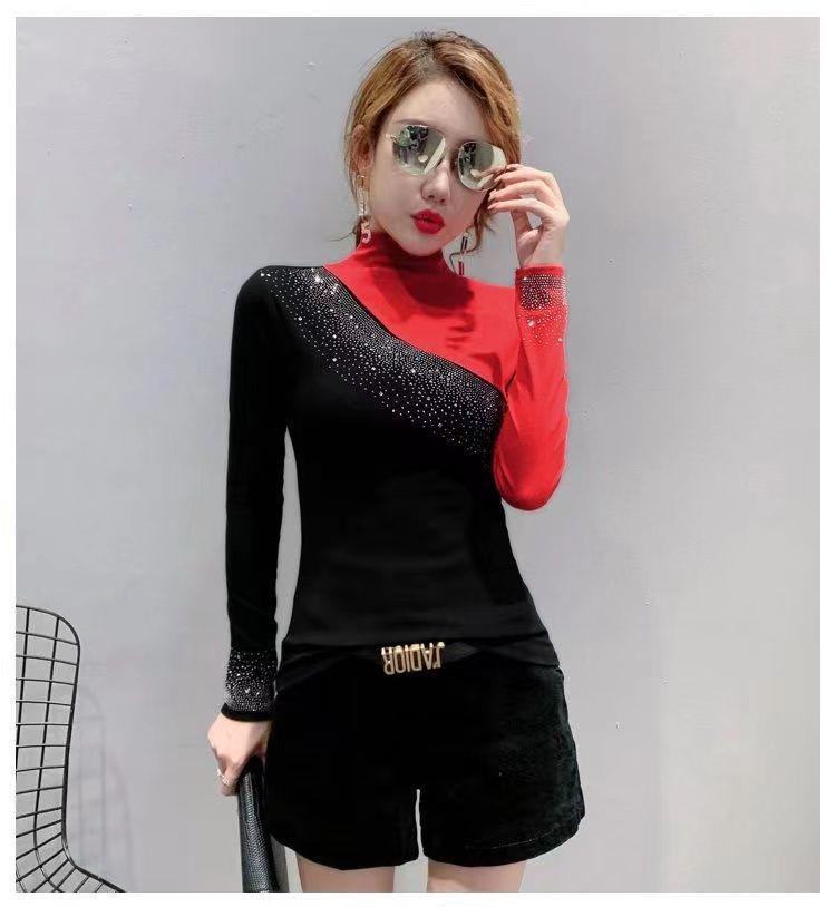 Camiseta Base de Manga Larga con Bloques de Color, Pedrería y Cuello Semi Alto, Forrada de Forro Polar para Mujer - Moda Otoño/Invierno 2025.