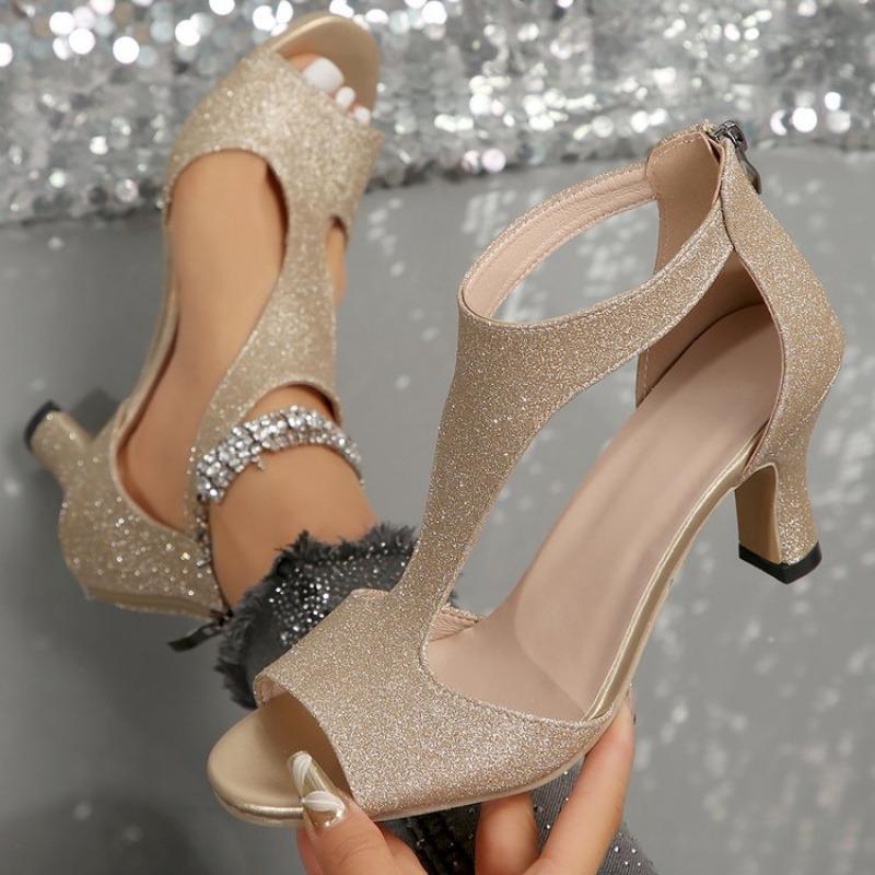 Simplu și la Modă cu o Geantă cu Fermoar și Pantofi cu Gură de Pește Partea unei Femei cu Tocuri Subțiri și Sandale Romane