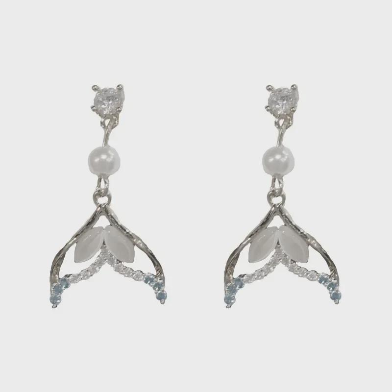 

Серьги «рыбий хвост» с французским цирконием и жемчугом — шикарные минималистичные серебряные украшения с эксклюзивным дизайном