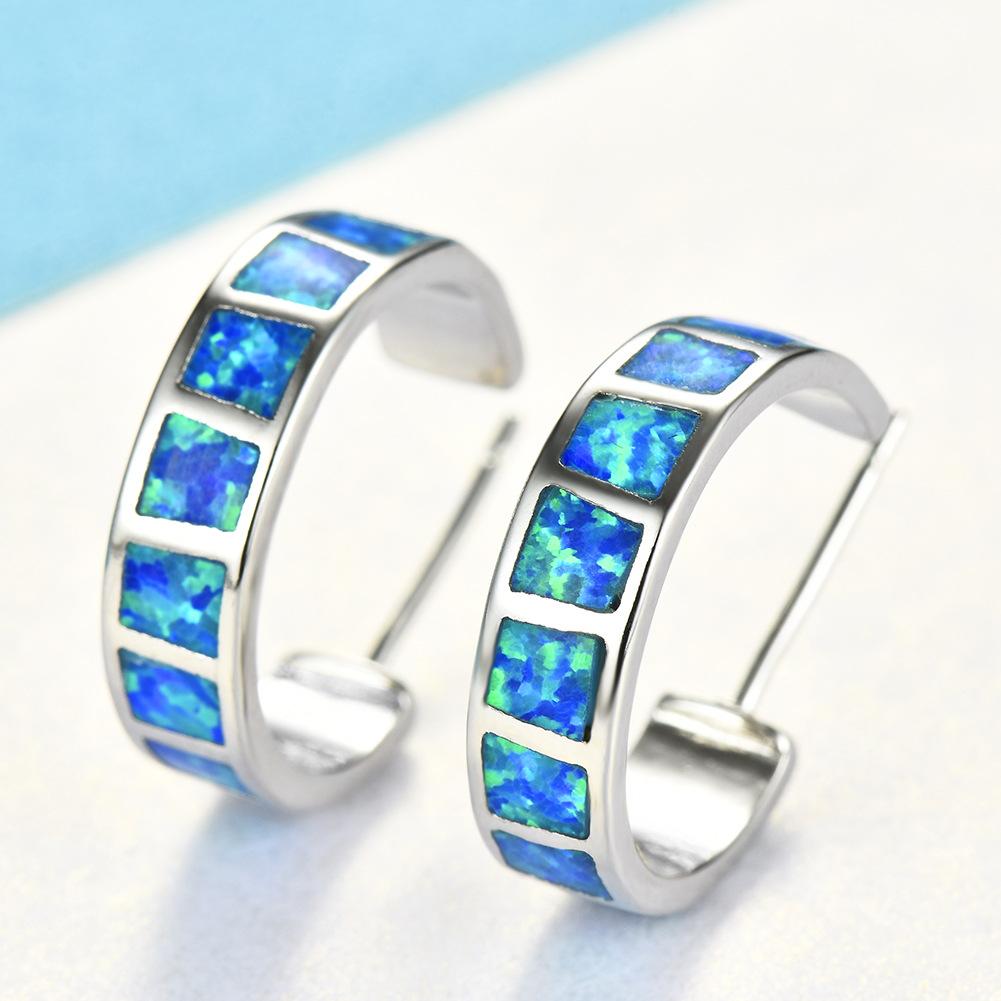 

Элегантные серьги-кольца квадратной формы